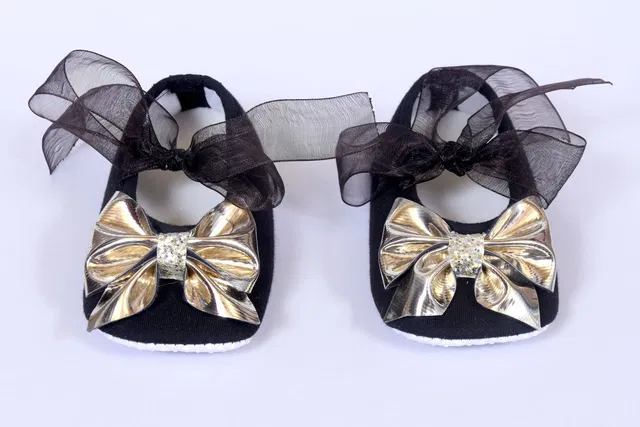 Daizy light weight booties with style for little feets. Booties