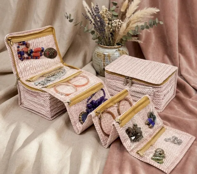 STORAZE Portable Jewelry Storage Box with Multiple Sections Organizes jewellery and accessories neatly in separate compartments Vanity Box